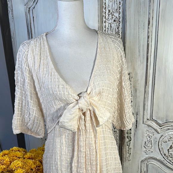 ASTR the Label Elegant Cream Textured Puff Sleeve Dress with Cutout and Tie - Picture 2 of 12